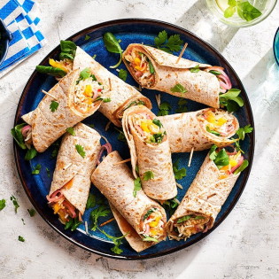 Spicy wraps gevuld met gerookte zalm en mango