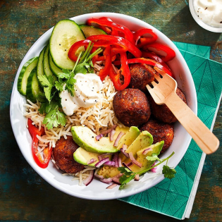 Frisse limoenrijstbowl met falafel