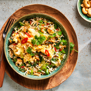 Pad Thai van rijst met paksoi en cashewnoten