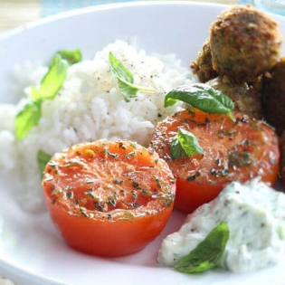 Falafel met geroosterde tomaat en komkommeryoghurt