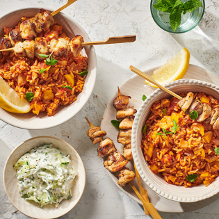 Griekse rijst met souvlaki-kip