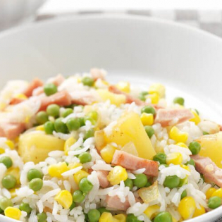 Kleurige rijst met ham, doperwtjes en ananas