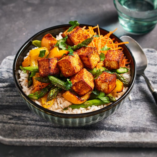 Krokante tandoori tofublokjes met geroosterde groente