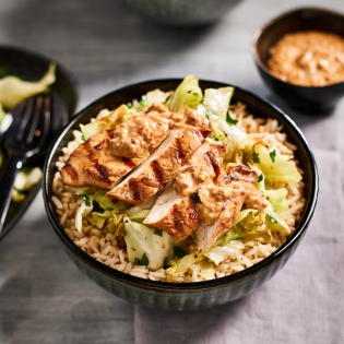 Kipfilet met spitskool en cashewsaus