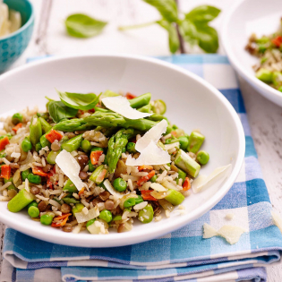 Linzenrijst met doperwtjes en groene asperges