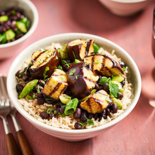 Zilvervliesrijst met zwarte bonen en aubergine
